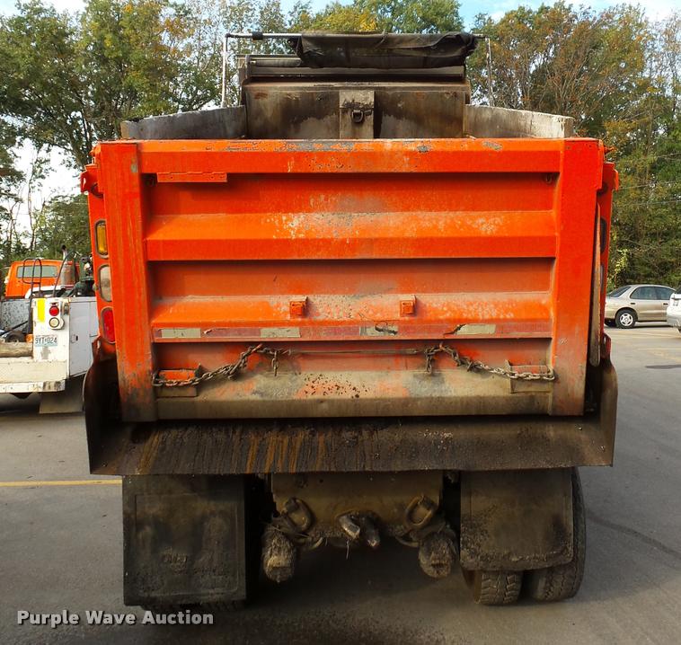 image for item L3527 2004 International 7400 dump truck