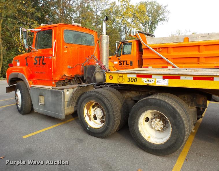image for item L3528 1995 Ford LTA9000 AeroMax 106 semi truck