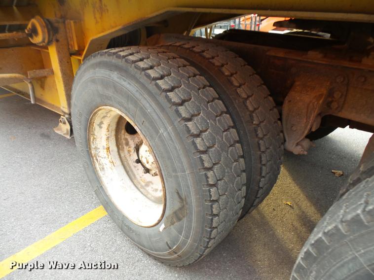 image for item L3528 1995 Ford LTA9000 AeroMax 106 semi truck