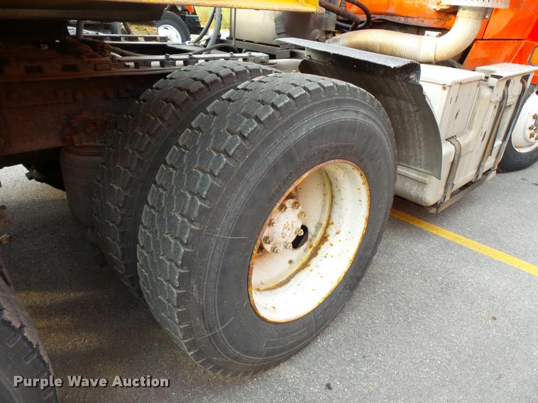 image for item L3528 1995 Ford LTA9000 AeroMax 106 semi truck