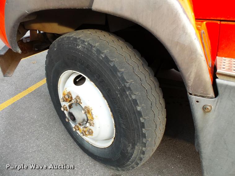 image for item L3528 1995 Ford LTA9000 AeroMax 106 semi truck