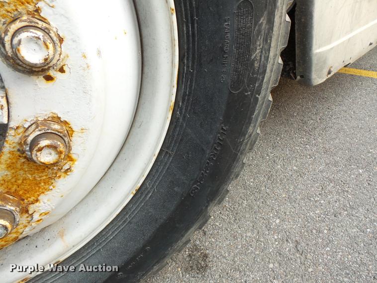 image for item L3528 1995 Ford LTA9000 AeroMax 106 semi truck