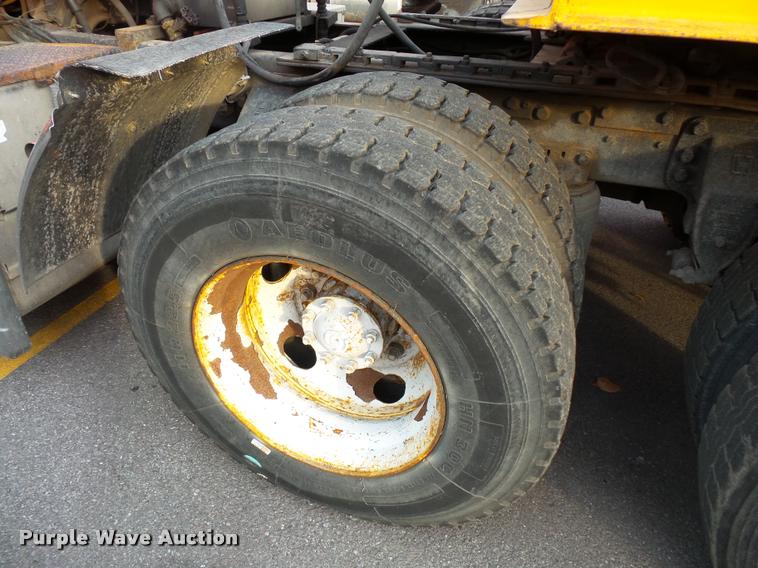 image for item L3528 1995 Ford LTA9000 AeroMax 106 semi truck