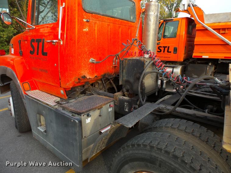 image for item L3528 1995 Ford LTA9000 AeroMax 106 semi truck