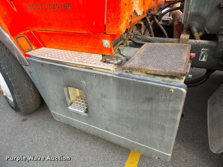 image for item L3528 1995 Ford LTA9000 AeroMax 106 semi truck