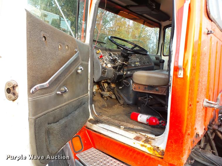 image for item L3528 1995 Ford LTA9000 AeroMax 106 semi truck