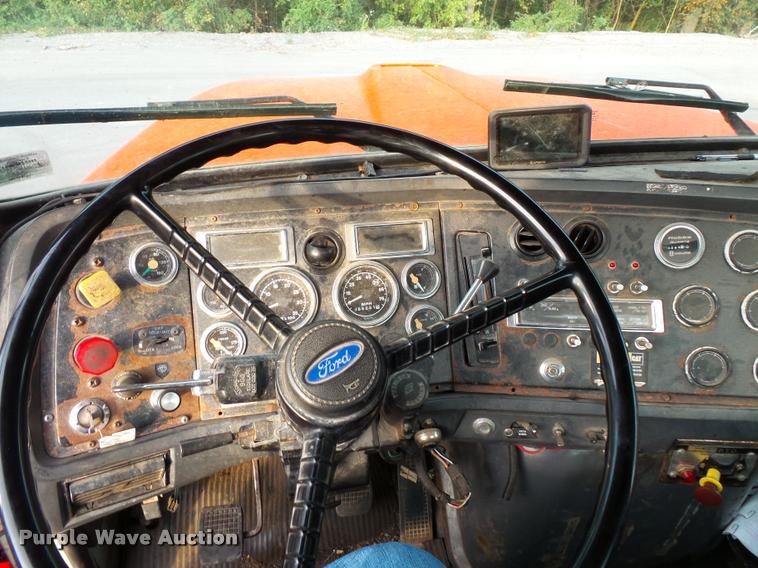 image for item L3528 1995 Ford LTA9000 AeroMax 106 semi truck
