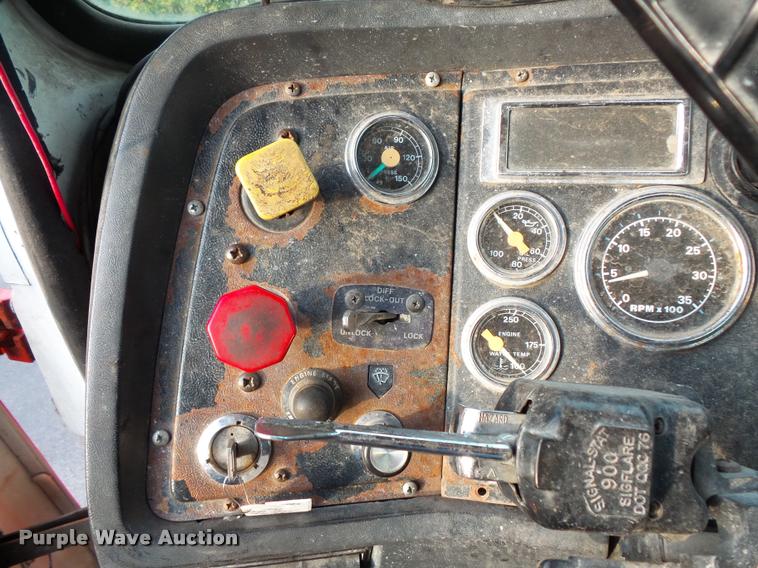 image for item L3528 1995 Ford LTA9000 AeroMax 106 semi truck