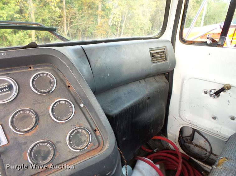 image for item L3528 1995 Ford LTA9000 AeroMax 106 semi truck