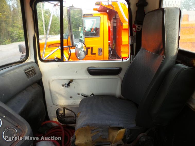 image for item L3528 1995 Ford LTA9000 AeroMax 106 semi truck