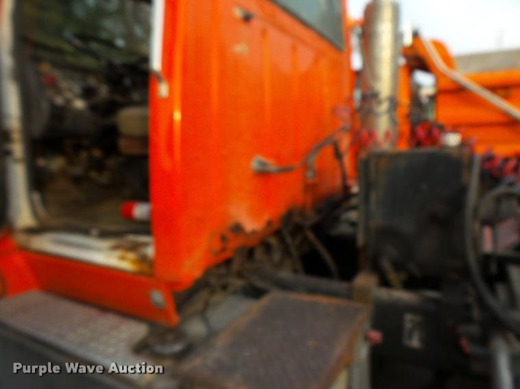 image for item L3528 1995 Ford LTA9000 AeroMax 106 semi truck