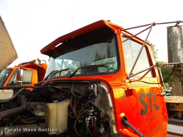 image for item L3528 1995 Ford LTA9000 AeroMax 106 semi truck