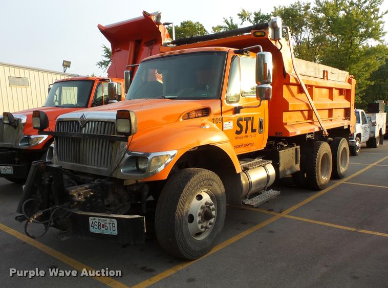 image for item L3529 2004 International 7400 dump truck