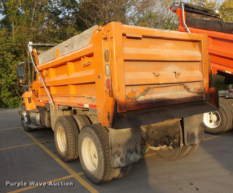 image for item L3529 2004 International 7400 dump truck