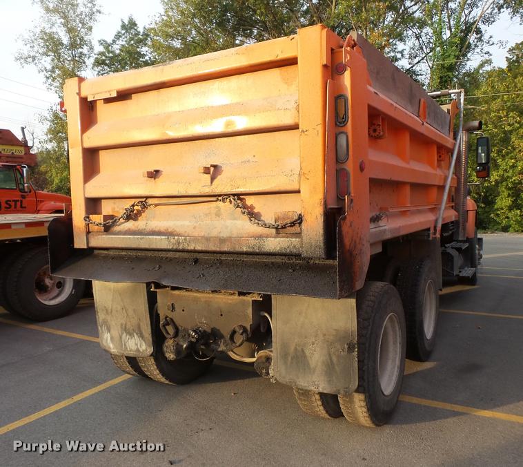 image for item L3529 2004 International 7400 dump truck