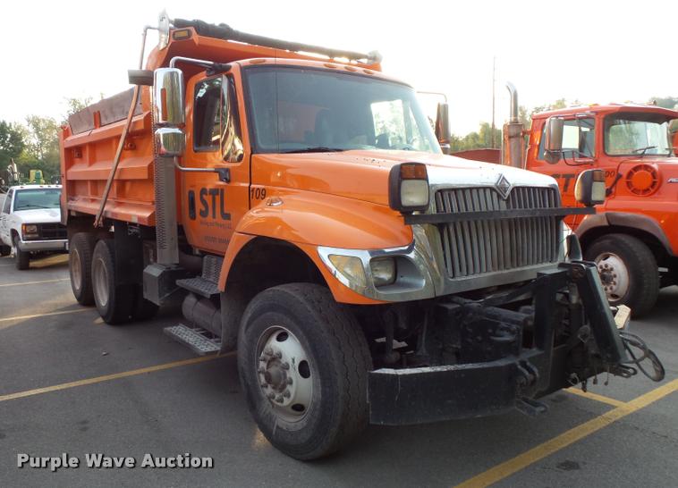 image for item L3529 2004 International 7400 dump truck