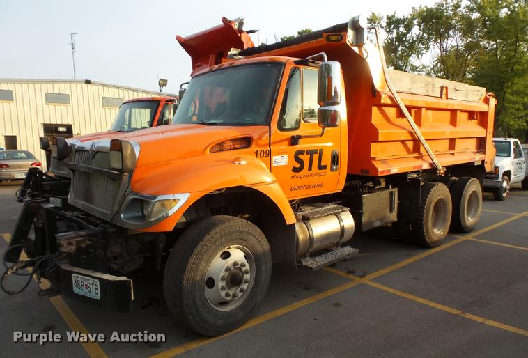 image for item L3529 2004 International 7400 dump truck