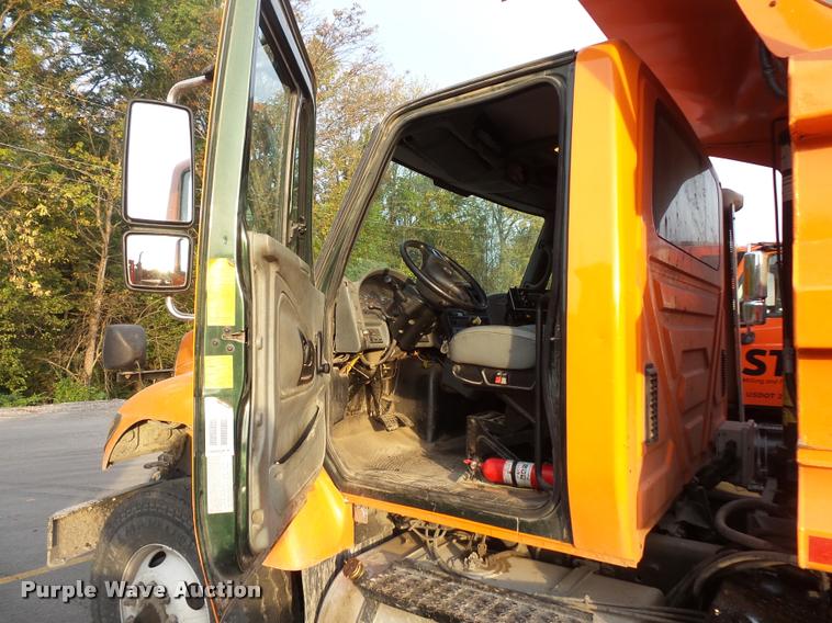 image for item L3529 2004 International 7400 dump truck