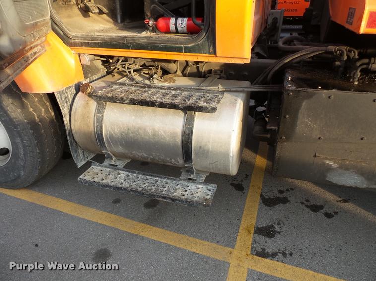 image for item L3529 2004 International 7400 dump truck