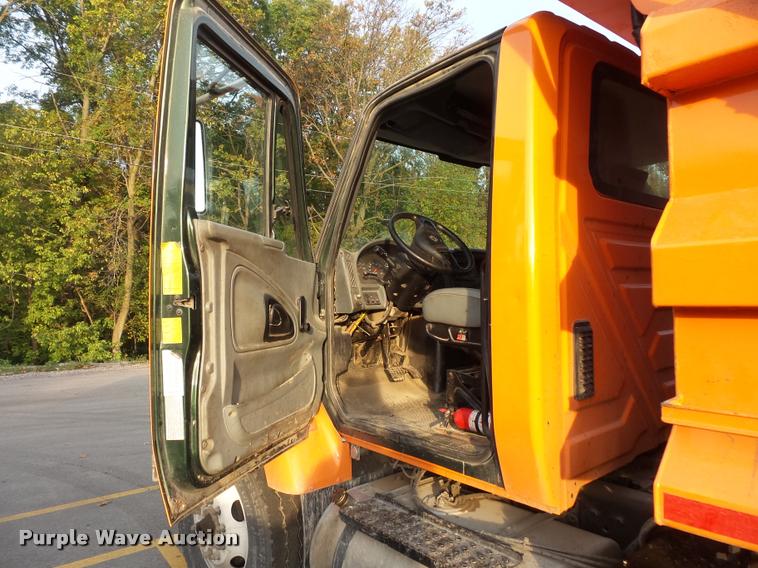 image for item L3529 2004 International 7400 dump truck