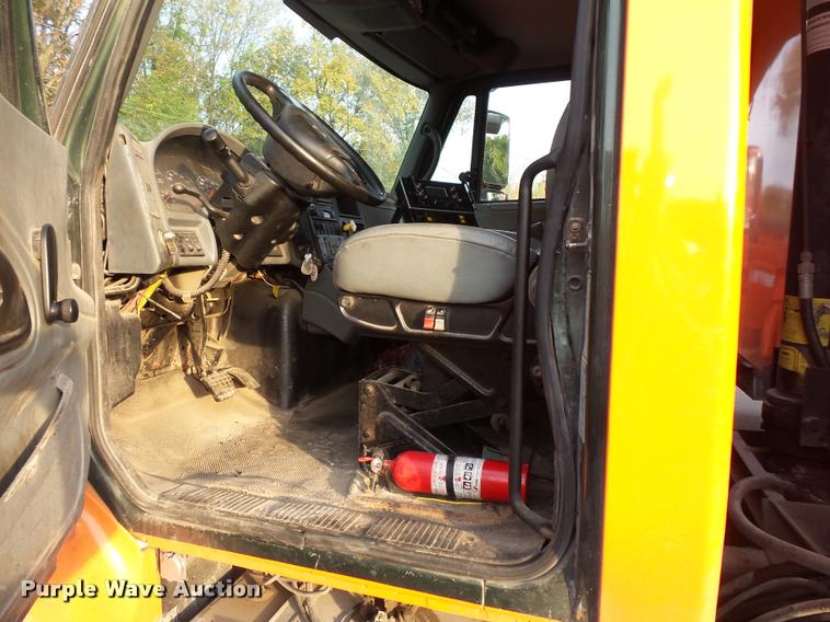 image for item L3529 2004 International 7400 dump truck