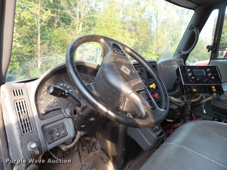 image for item L3529 2004 International 7400 dump truck