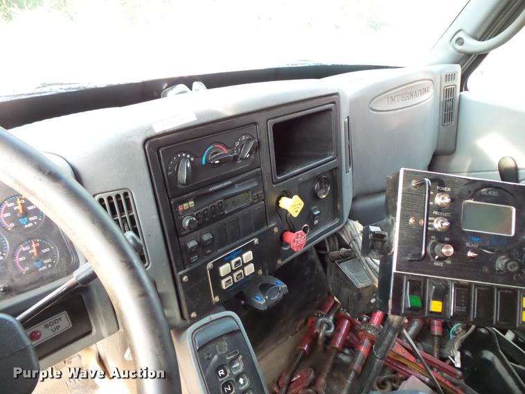 image for item L3529 2004 International 7400 dump truck