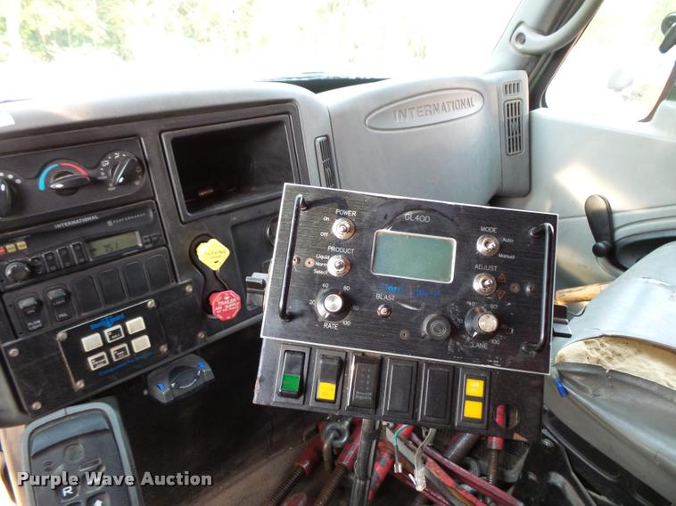 image for item L3529 2004 International 7400 dump truck