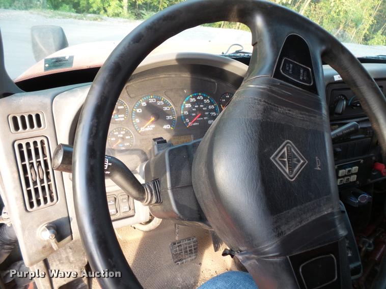 image for item L3529 2004 International 7400 dump truck