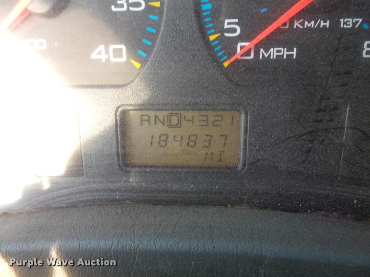 image for item L3529 2004 International 7400 dump truck