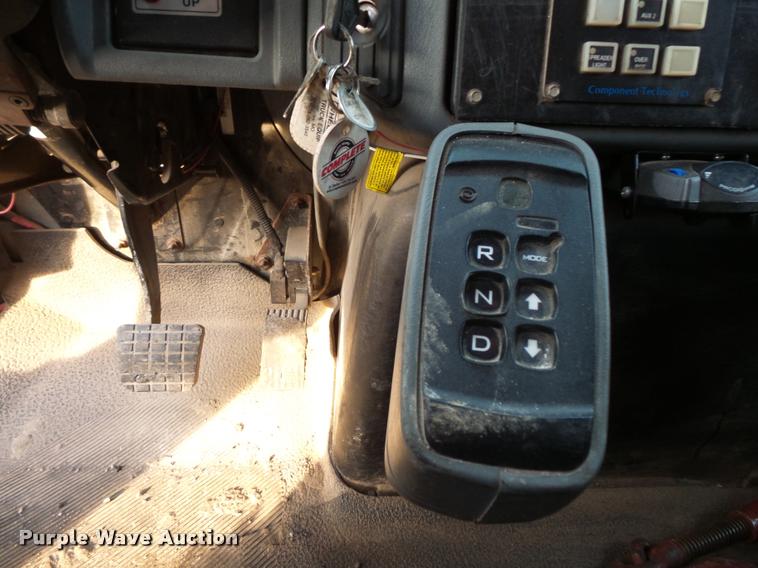 image for item L3529 2004 International 7400 dump truck