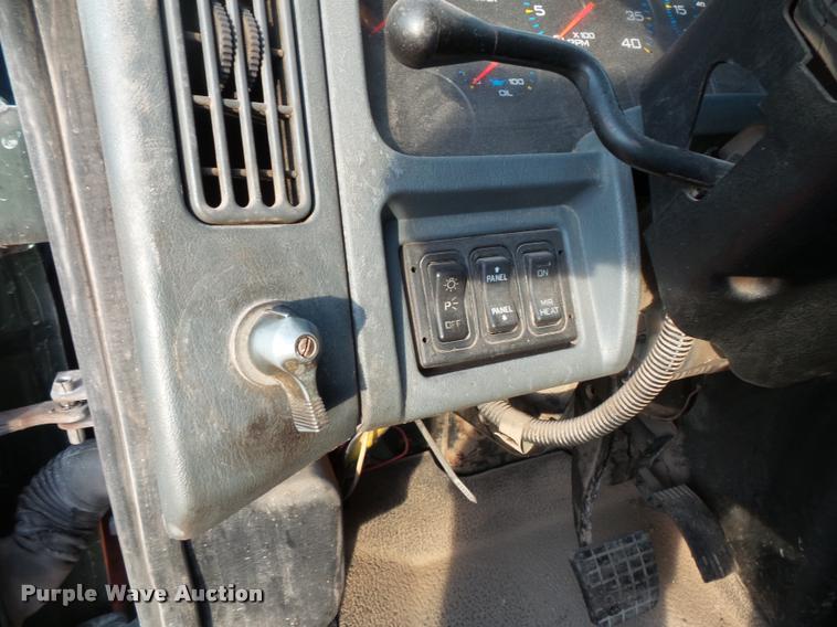 image for item L3529 2004 International 7400 dump truck