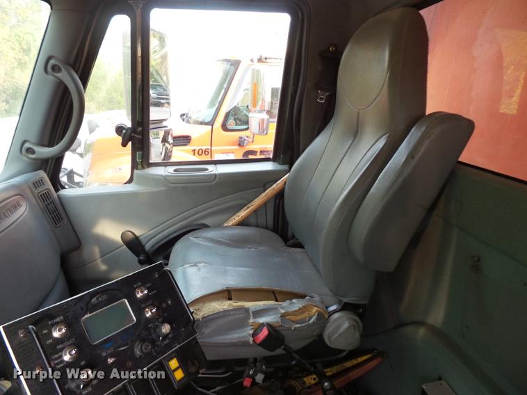 image for item L3529 2004 International 7400 dump truck