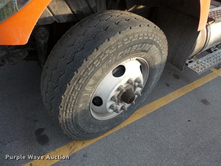 image for item L3529 2004 International 7400 dump truck