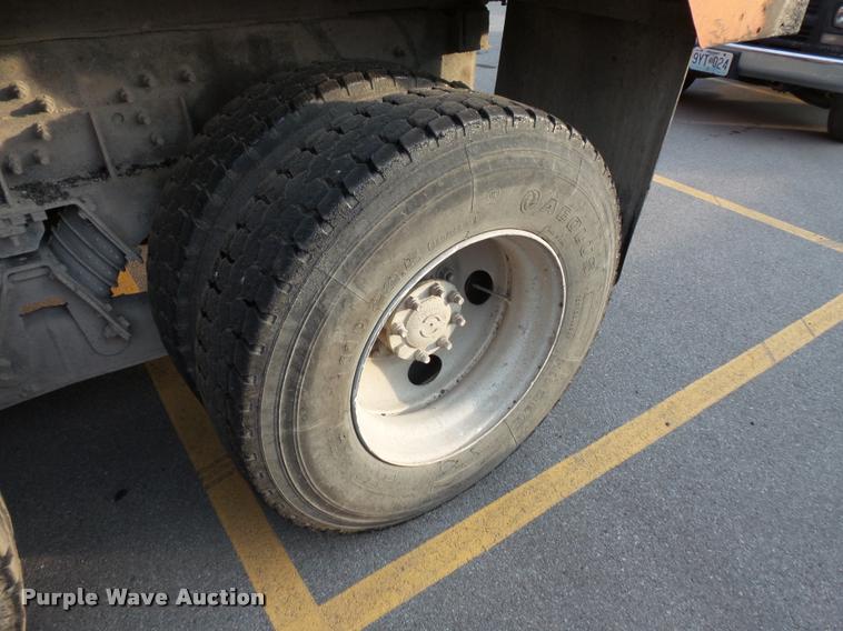 image for item L3529 2004 International 7400 dump truck