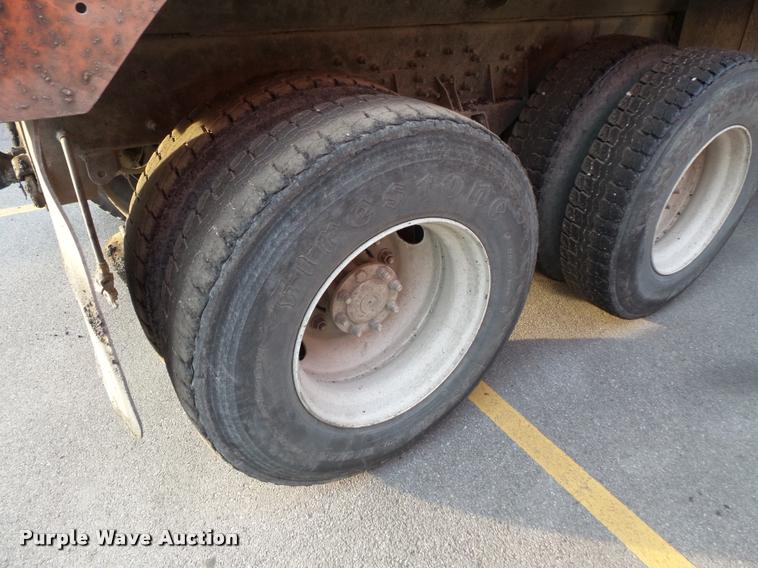 image for item L3529 2004 International 7400 dump truck