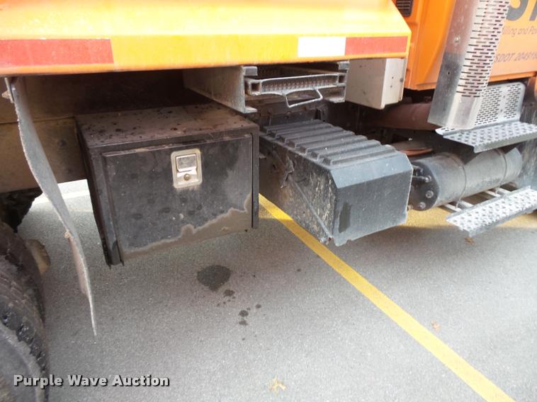 image for item L3529 2004 International 7400 dump truck
