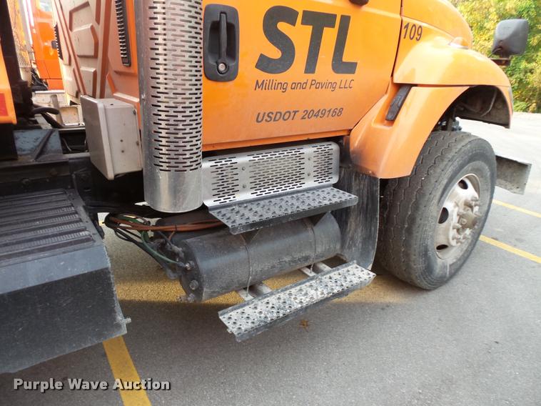 image for item L3529 2004 International 7400 dump truck