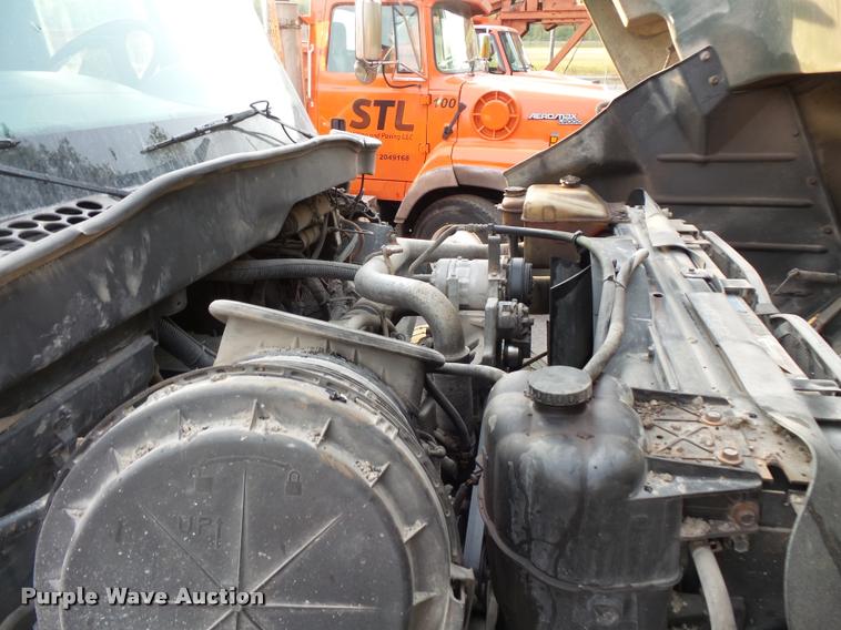 image for item L3529 2004 International 7400 dump truck