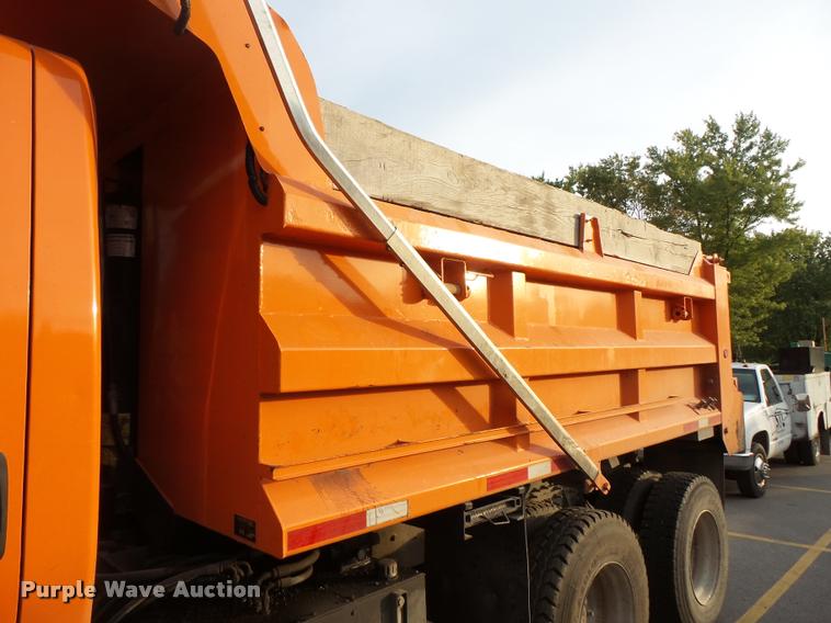 image for item L3529 2004 International 7400 dump truck