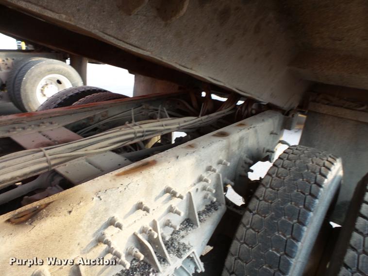 image for item L3529 2004 International 7400 dump truck