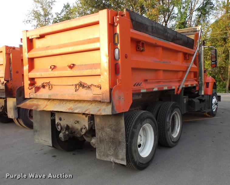 image for item L3530 2003 International 7400 dump truck
