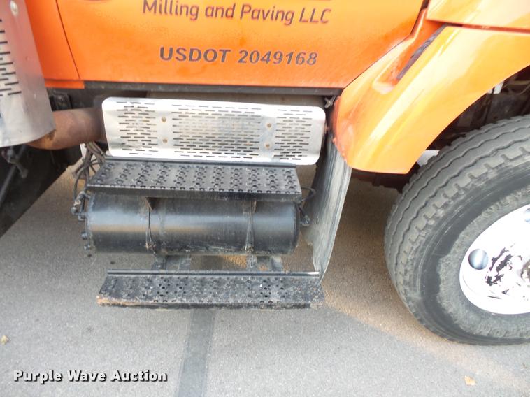 image for item L3530 2003 International 7400 dump truck