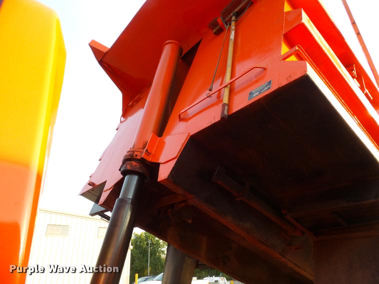 image for item L3530 2003 International 7400 dump truck