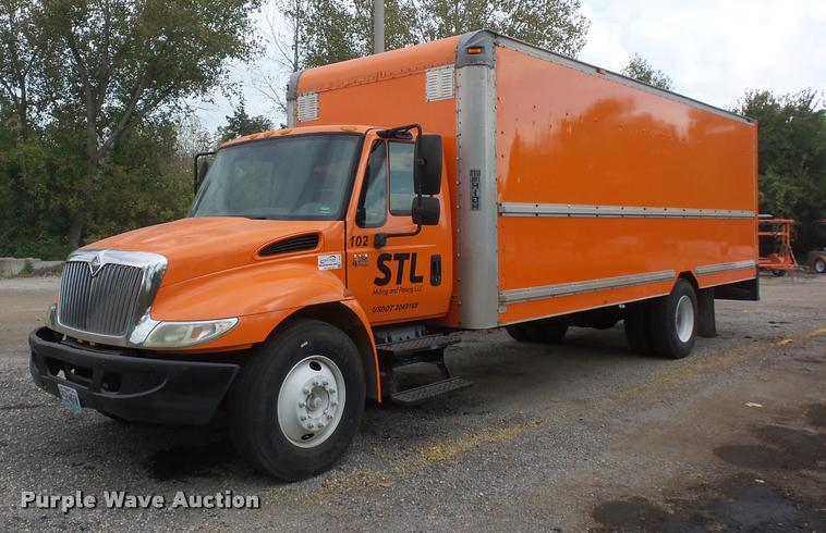 image for item L3540 2004 International DuraStar 4300 box truck