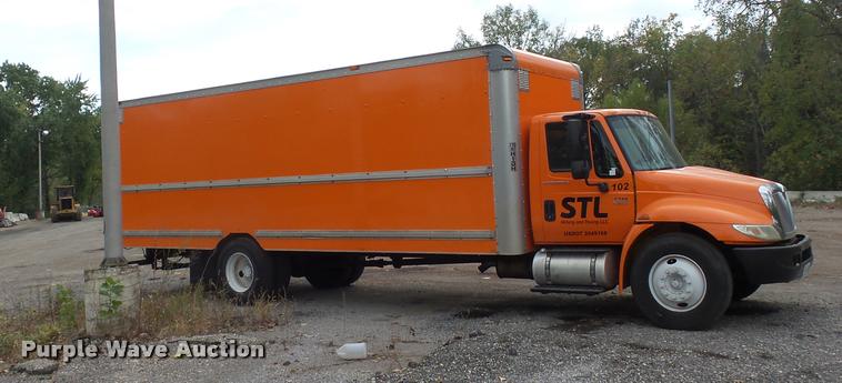 image for item L3540 2004 International DuraStar 4300 box truck