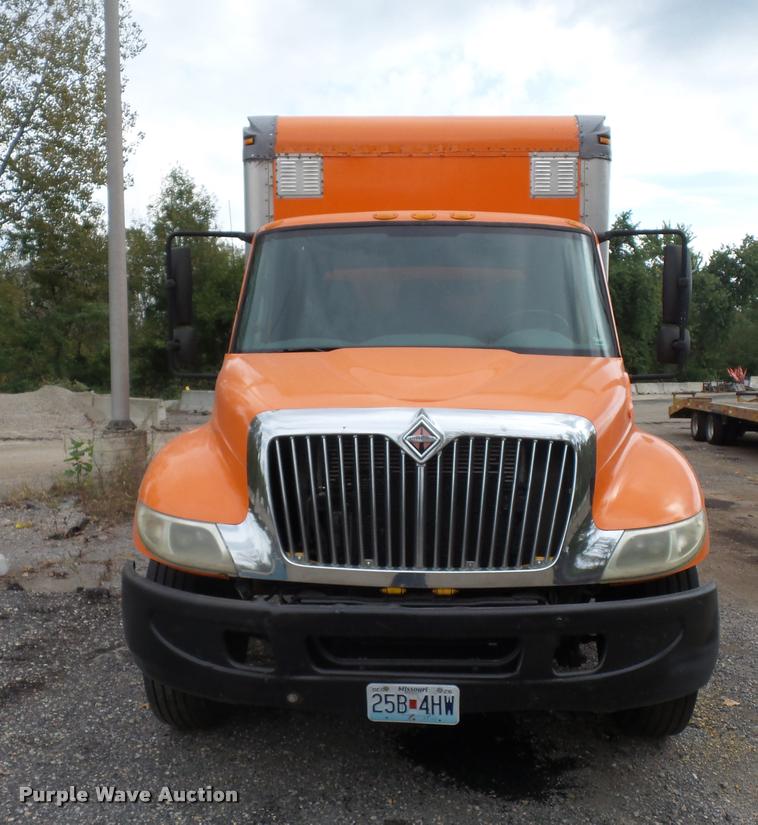 image for item L3540 2004 International DuraStar 4300 box truck