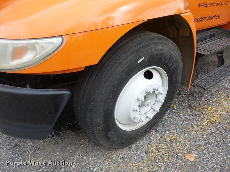 image for item L3540 2004 International DuraStar 4300 box truck