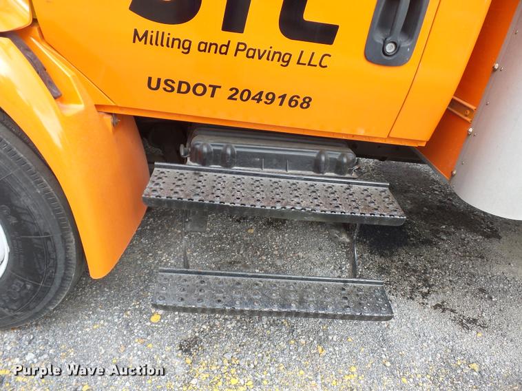 image for item L3540 2004 International DuraStar 4300 box truck