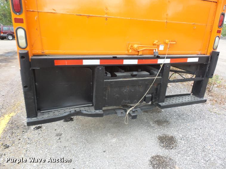 image for item L3540 2004 International DuraStar 4300 box truck